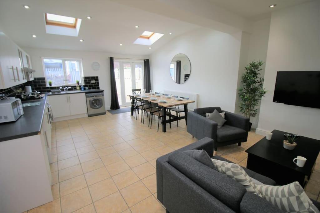 Large Modern House By Property Promise Cardiff Eksteriør billede