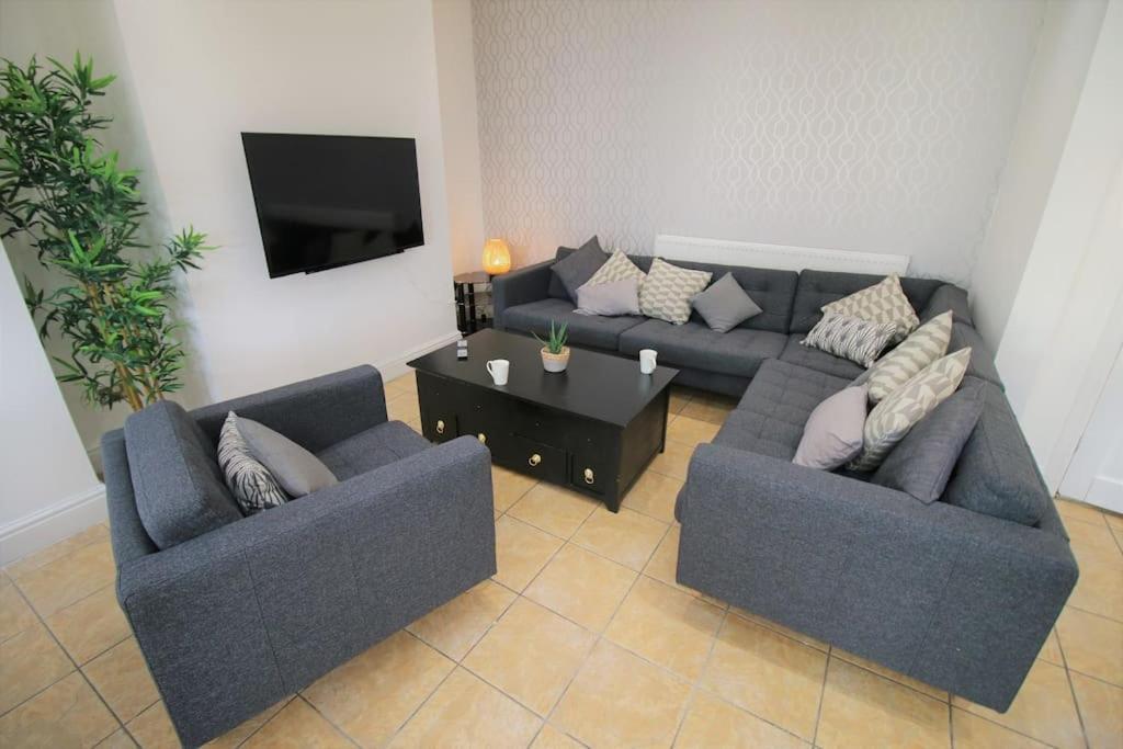 Large Modern House By Property Promise Cardiff Eksteriør billede