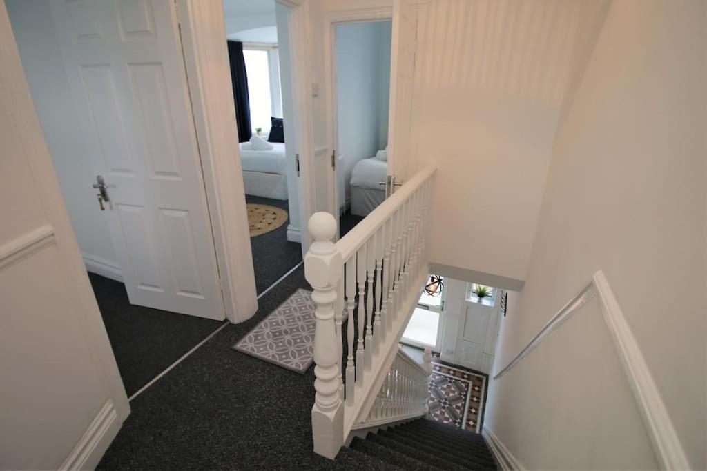 Large Modern House By Property Promise Cardiff Eksteriør billede