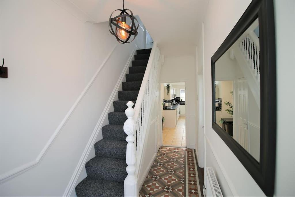 Large Modern House By Property Promise Cardiff Eksteriør billede