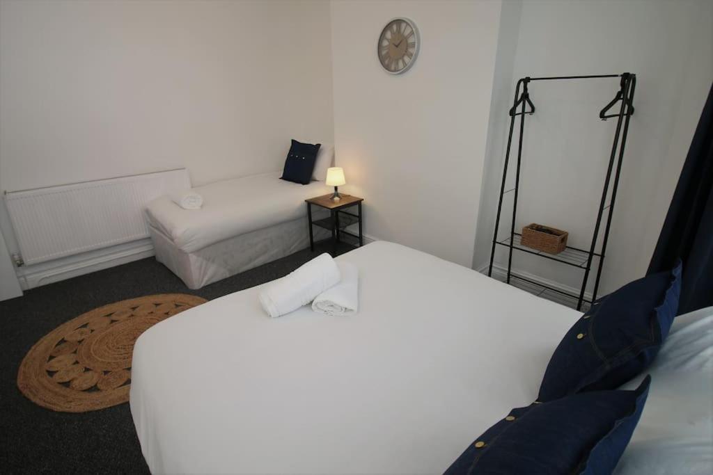Large Modern House By Property Promise Cardiff Eksteriør billede